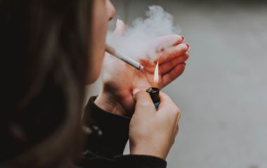 Чому все більше людей купують сигарети поблоково?